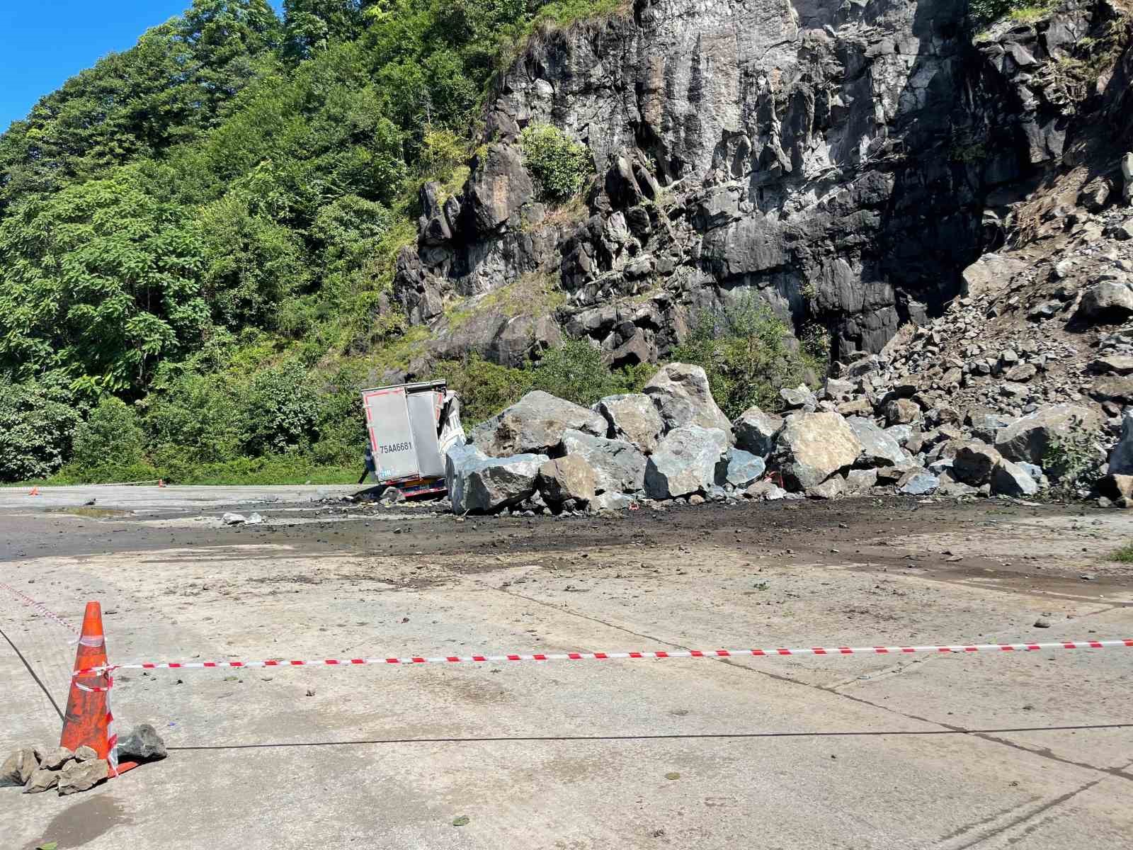 Hopa’da tır parklarında sürücülerin heyelan korkusu sürüyor
