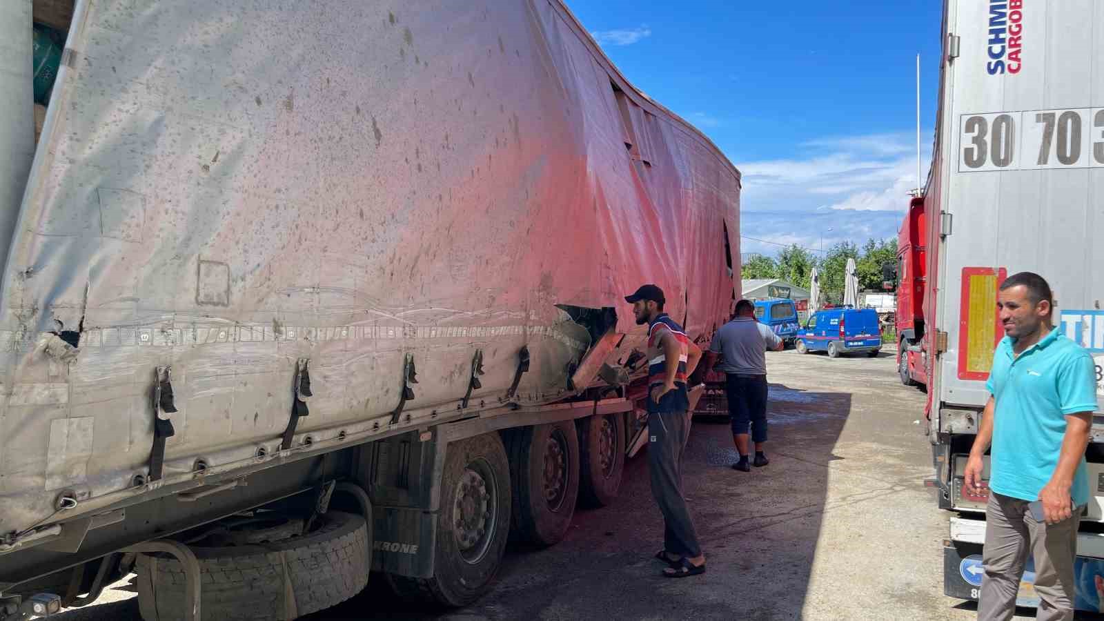 Hopa’da tır parklarında sürücülerin heyelan korkusu sürüyor
