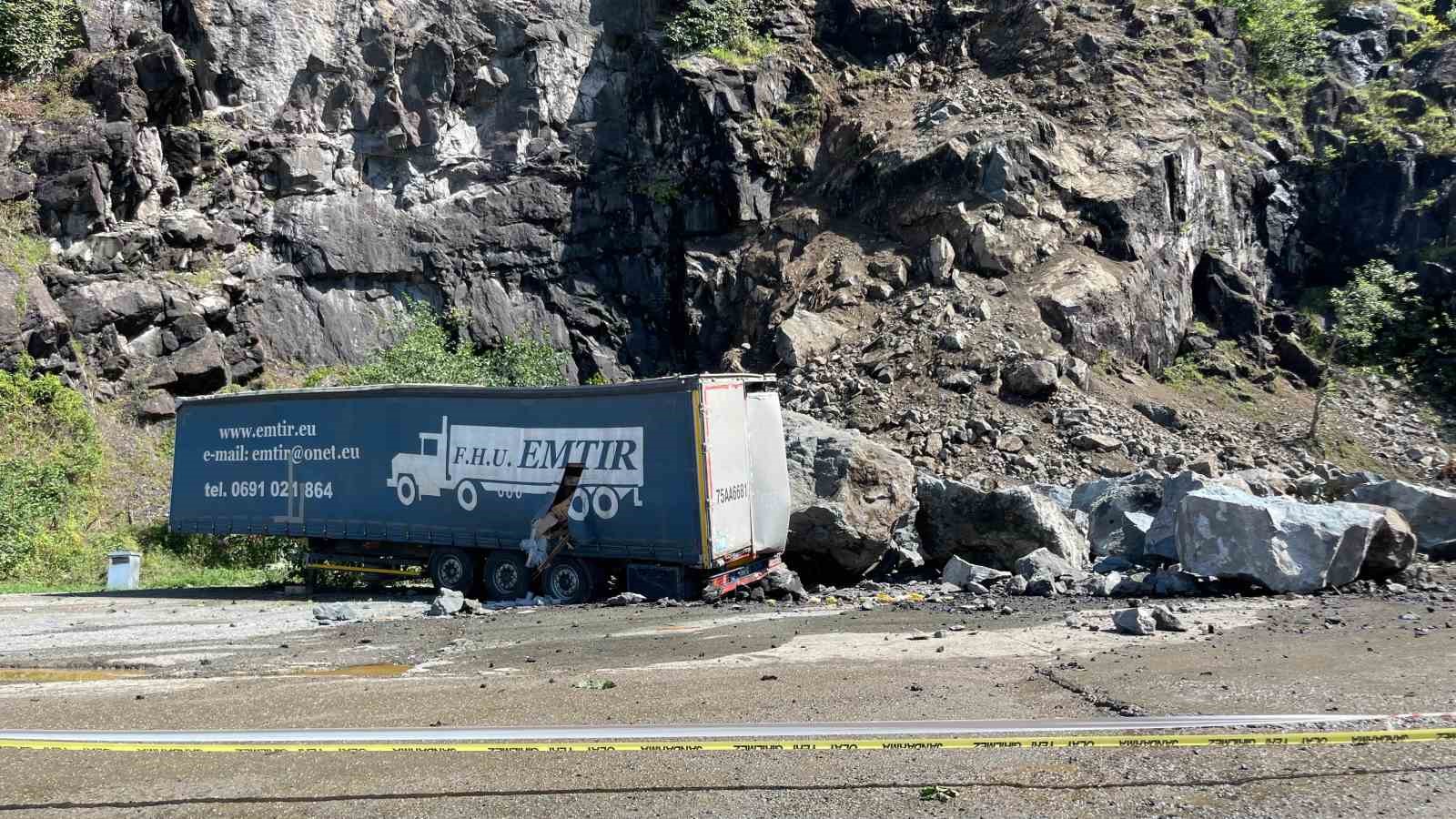 Hopa’da tır parklarında sürücülerin heyelan korkusu sürüyor
