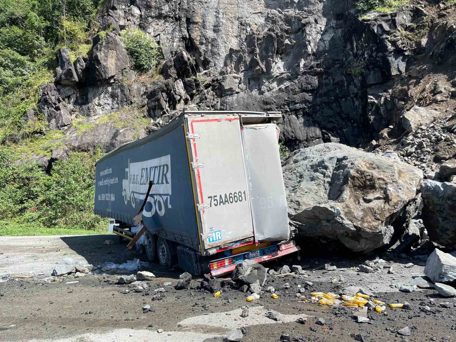 Hopa’da tır parklarında sürücülerin heyelan korkusu sürüyor
