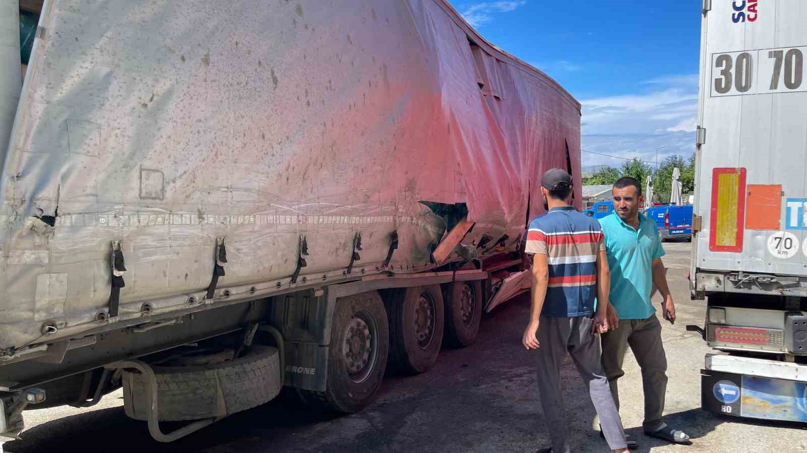 Hopa’da tır parklarında sürücülerin heyelan korkusu sürüyor
