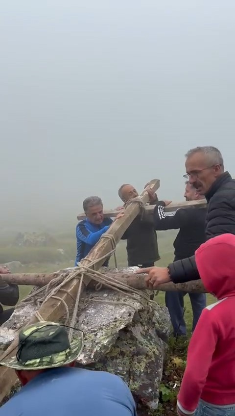 Yayladaki 600 kilogram ağırlığındaki taşı elleri ile böyle taşıdılar
