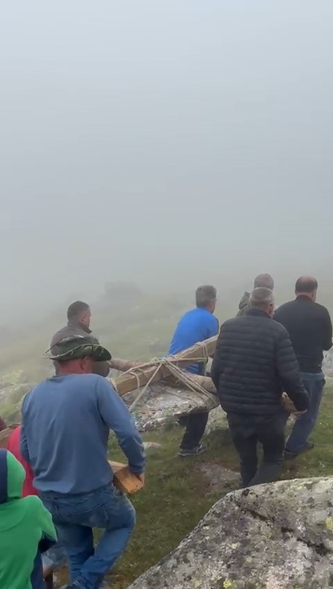 Yayladaki 600 kilogram ağırlığındaki taşı elleri ile böyle taşıdılar
