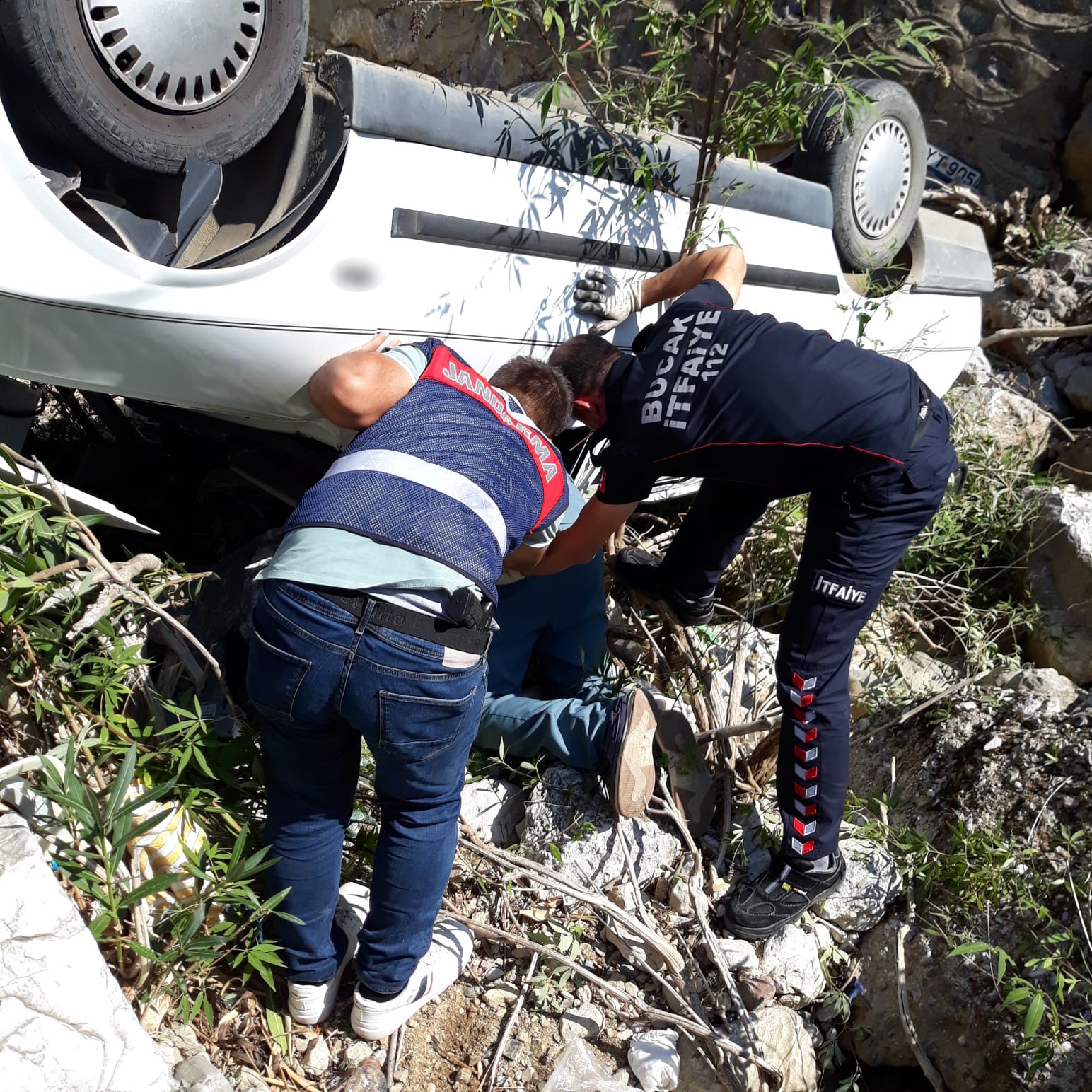 Burdur’da otomobil köprüden düştü: 1 ölü, 1 yaralı
