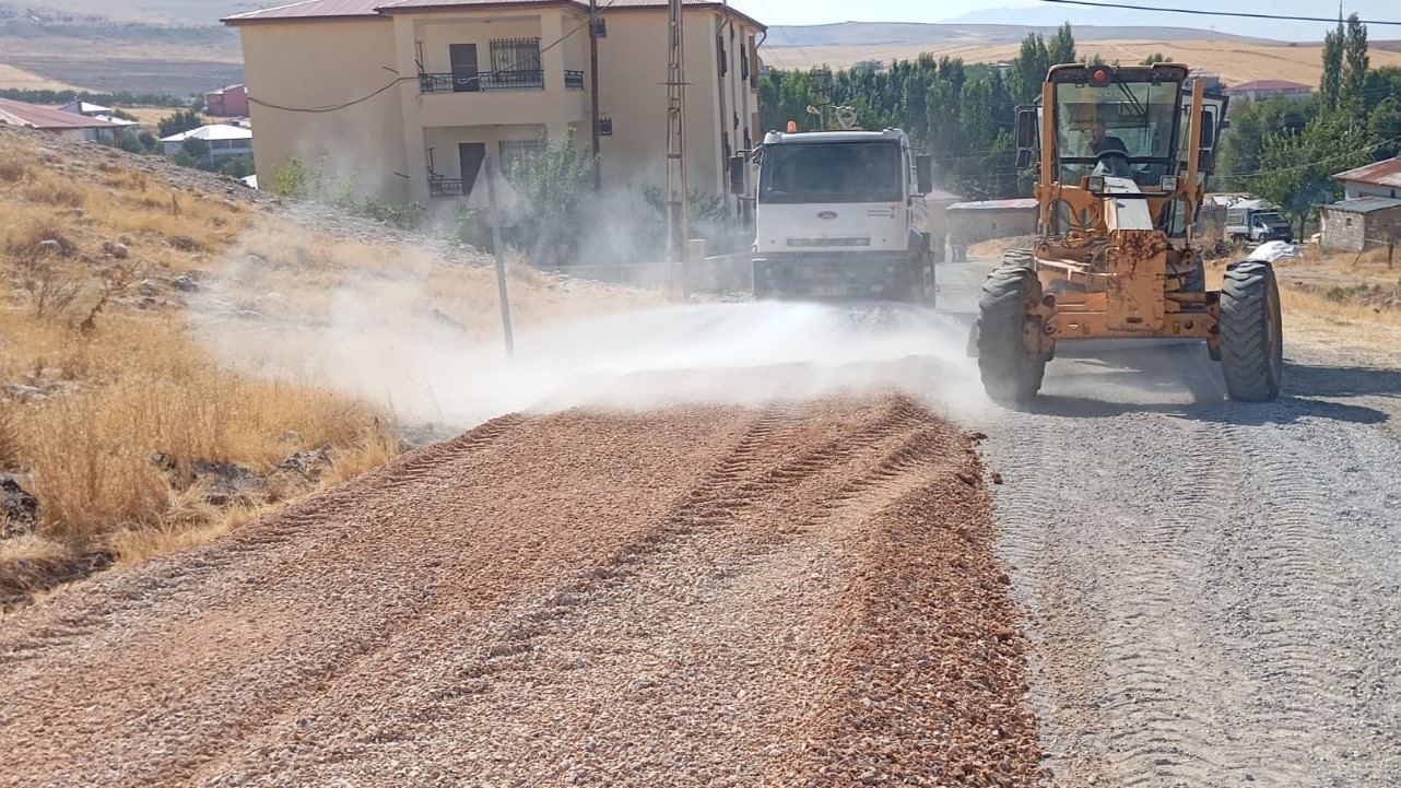 Elbistan’da Yalıntaş - Aksakal Grup Yolu’nu iyileştirme çalışmaları başladı
