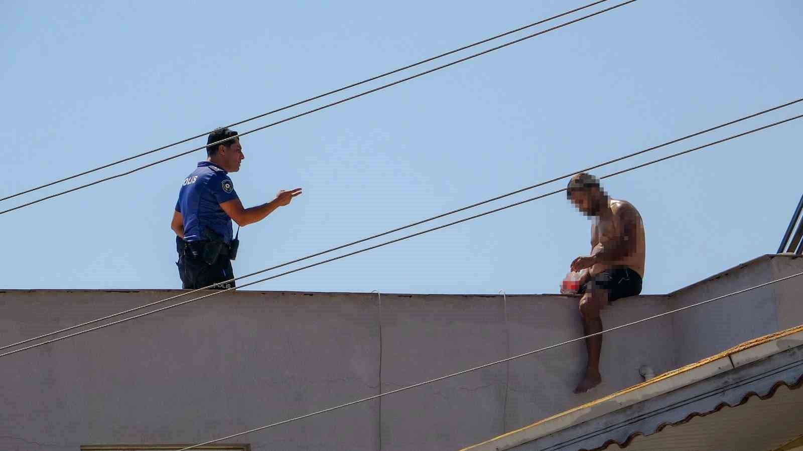 Polis çatıya çıkan adamı indirmek için uzun süre dil döktü
