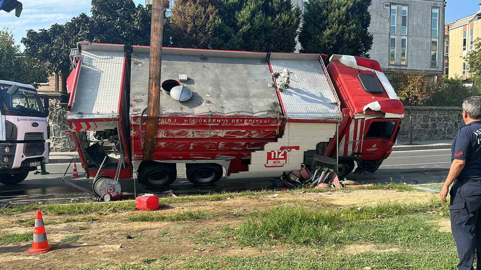 Başakşehir’de yangın ihbarına giden itfaiye aracı kazaya karıştı
