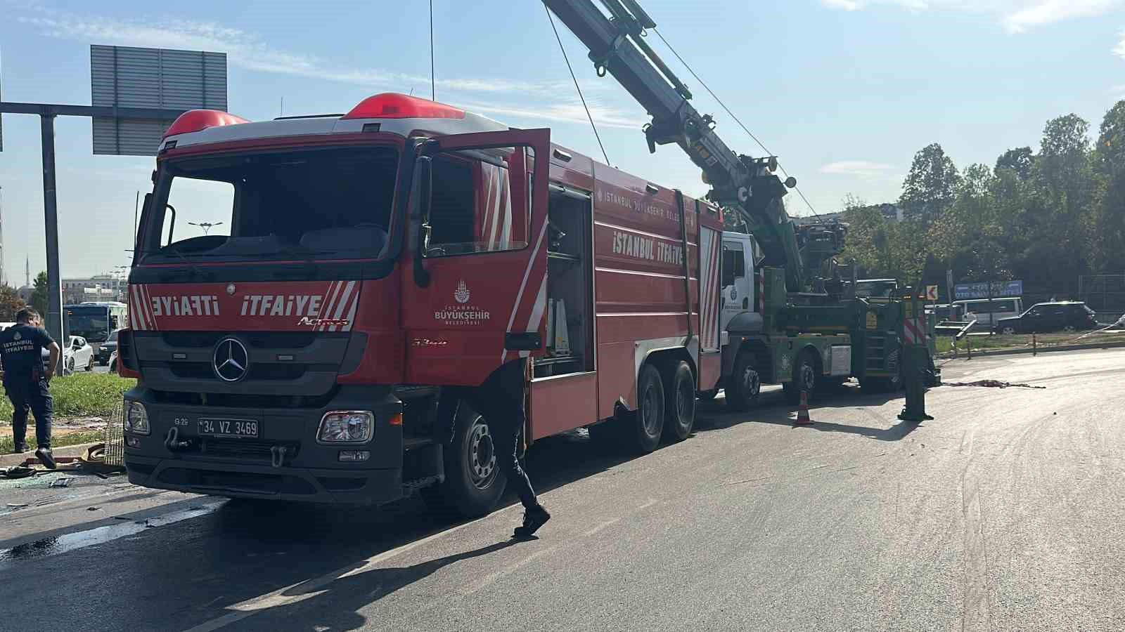 Başakşehir’de yangın ihbarına giden itfaiye aracı kazaya karıştı
