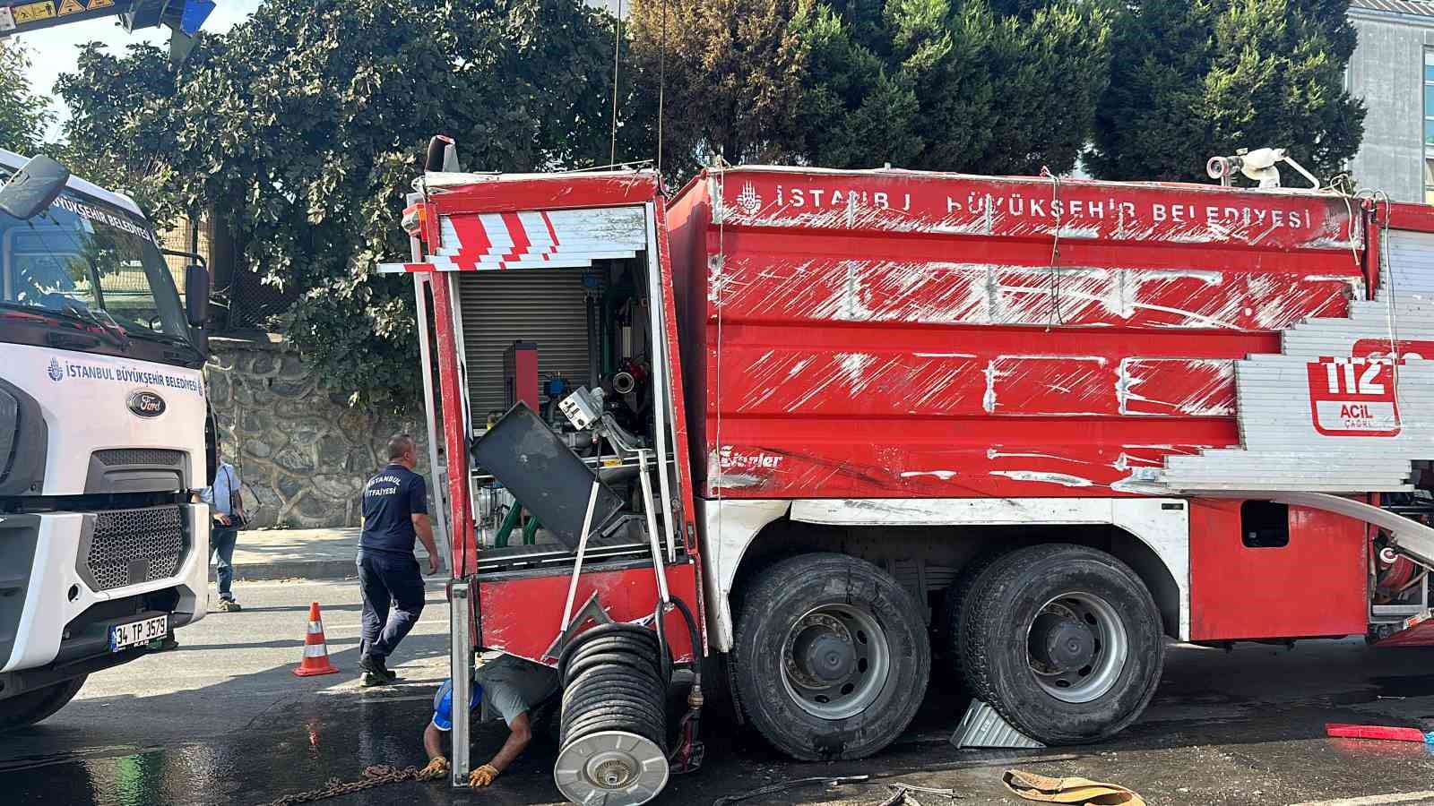 Başakşehir’de yangın ihbarına giden itfaiye aracı kazaya karıştı
