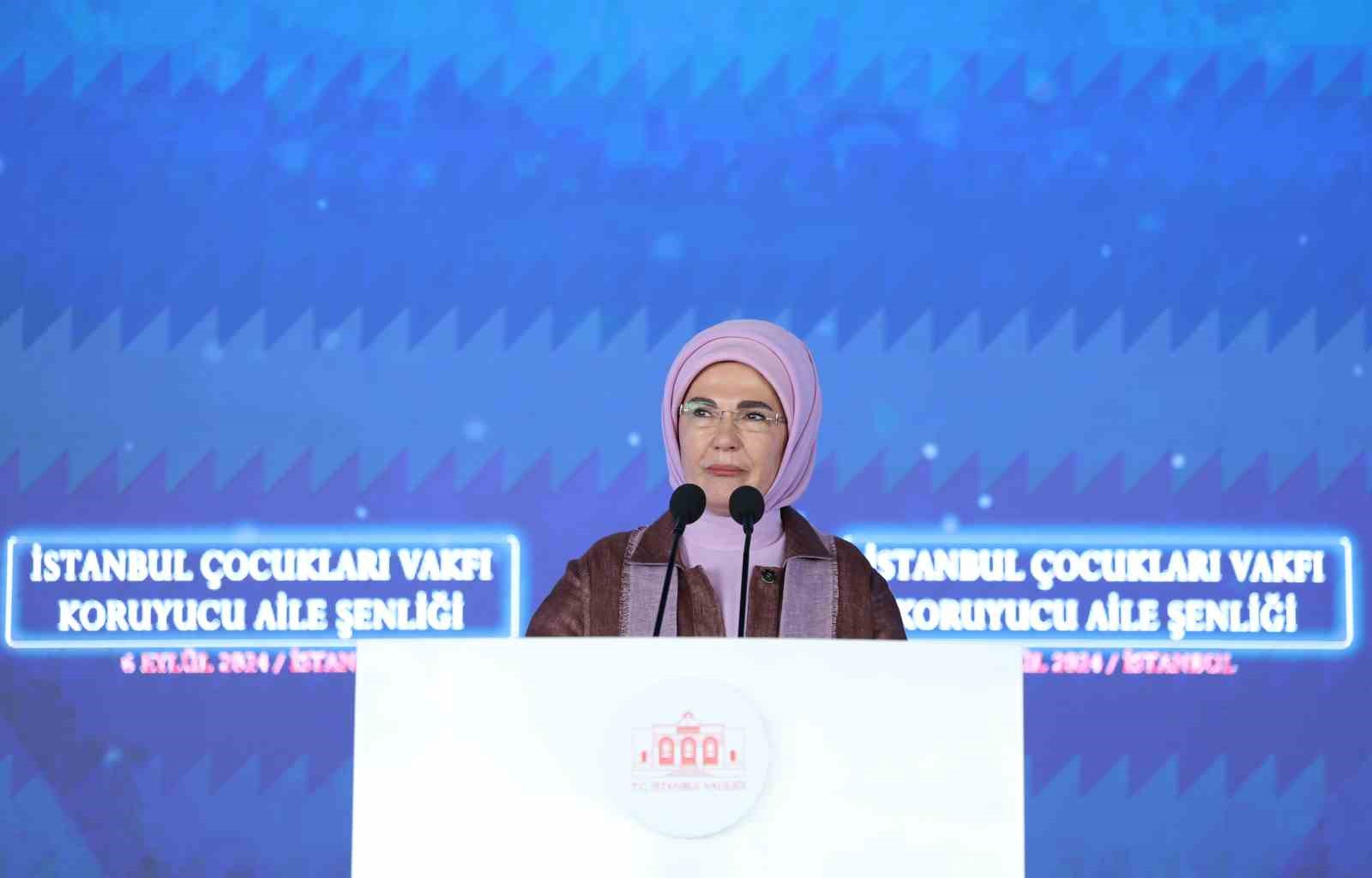 Emine Erdoğan, koruyucu aileler ve çocuklarıyla buluştu
