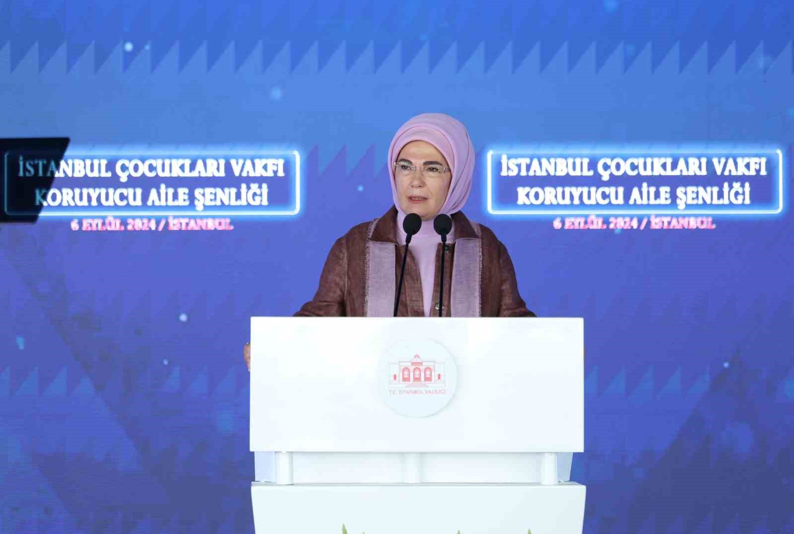 Emine Erdoğan, koruyucu aileler ve çocuklarıyla buluştu
