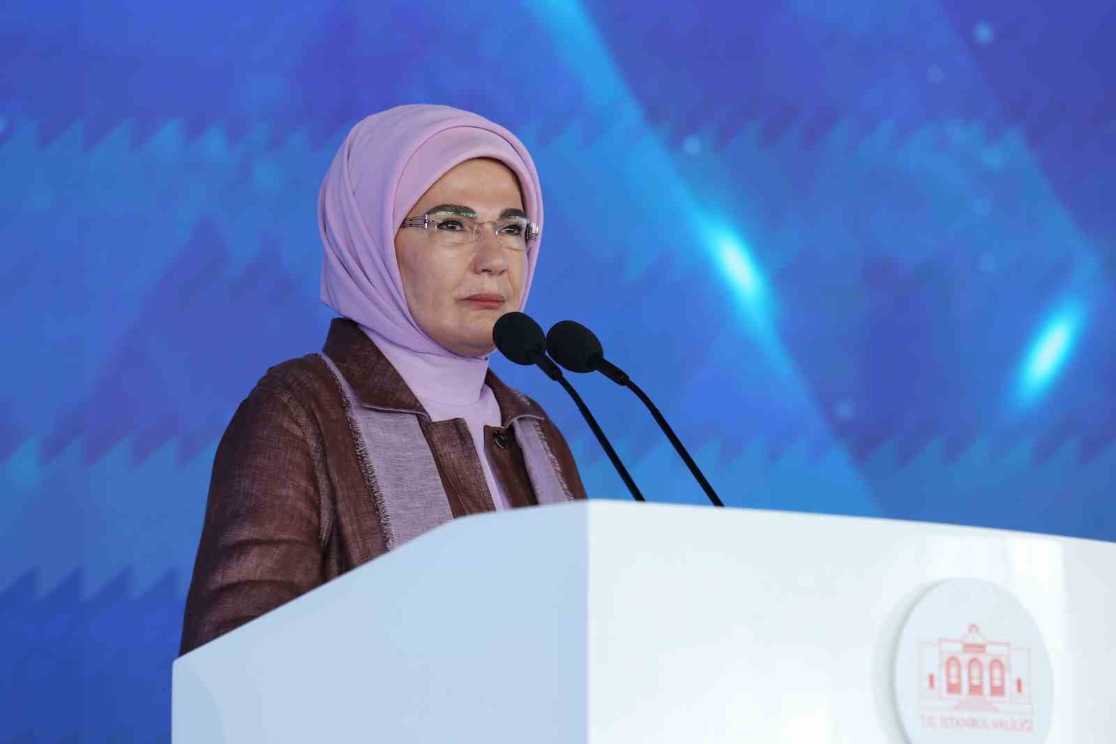 Emine Erdoğan, koruyucu aileler ve çocuklarıyla buluştu
