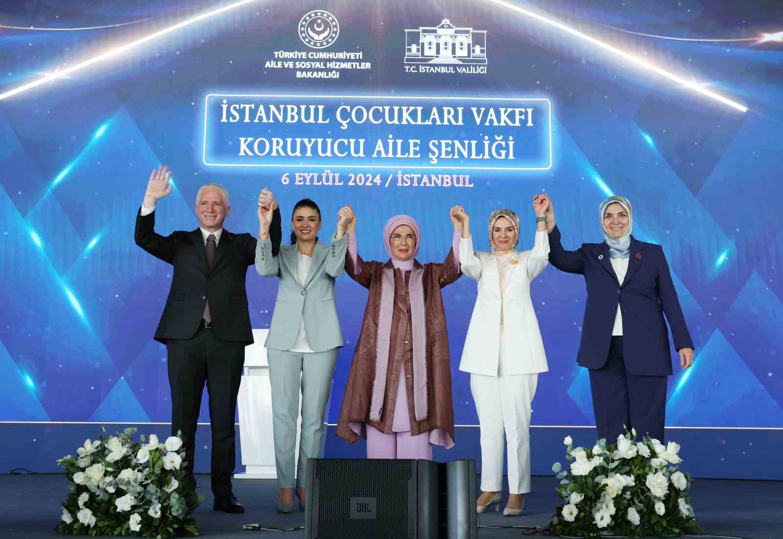 Emine Erdoğan, koruyucu aileler ve çocuklarıyla buluştu
