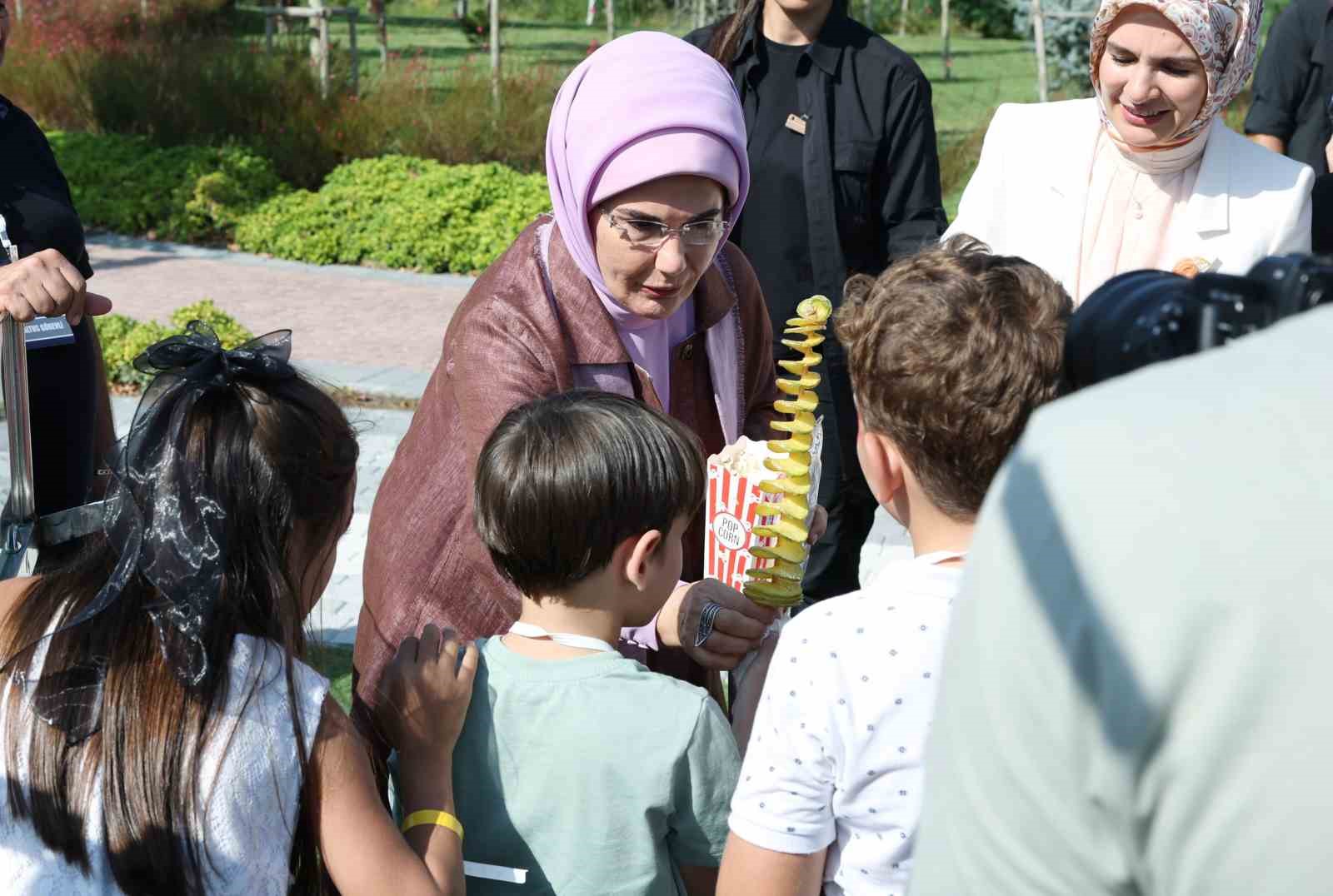 Emine Erdoğan, koruyucu aileler ve çocuklarıyla buluştu
