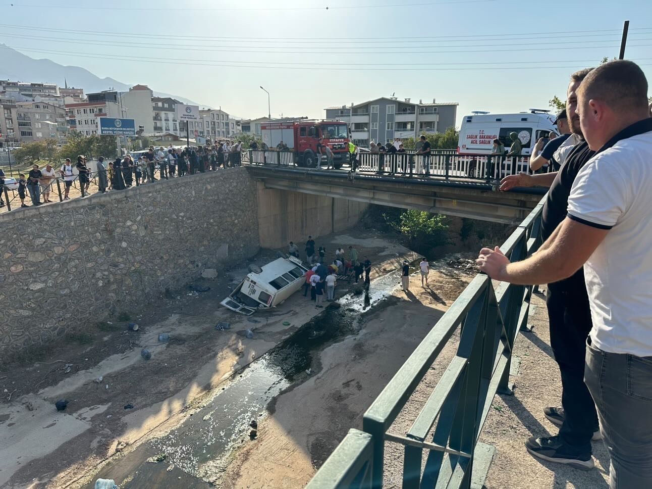 Minibüsün dereye uçma anı kameraya yansıdı
