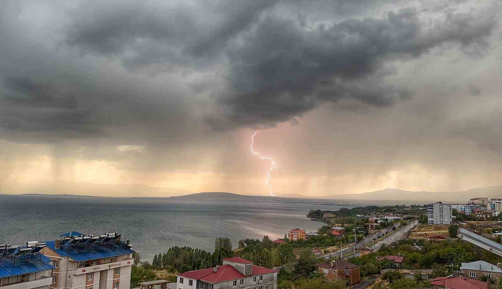 Van Gölü üzerinde çakan şimşekler görsel şölen oluşturdu
