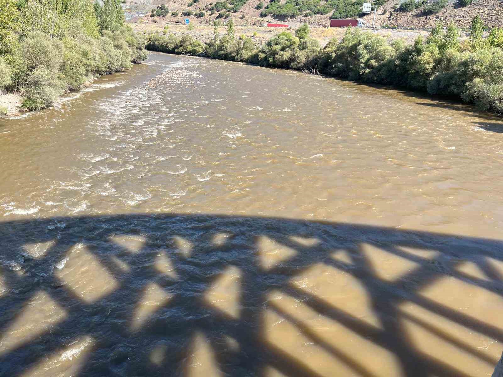 Karasu Nehri’ndeki kirlilik tedirgin ediyor
