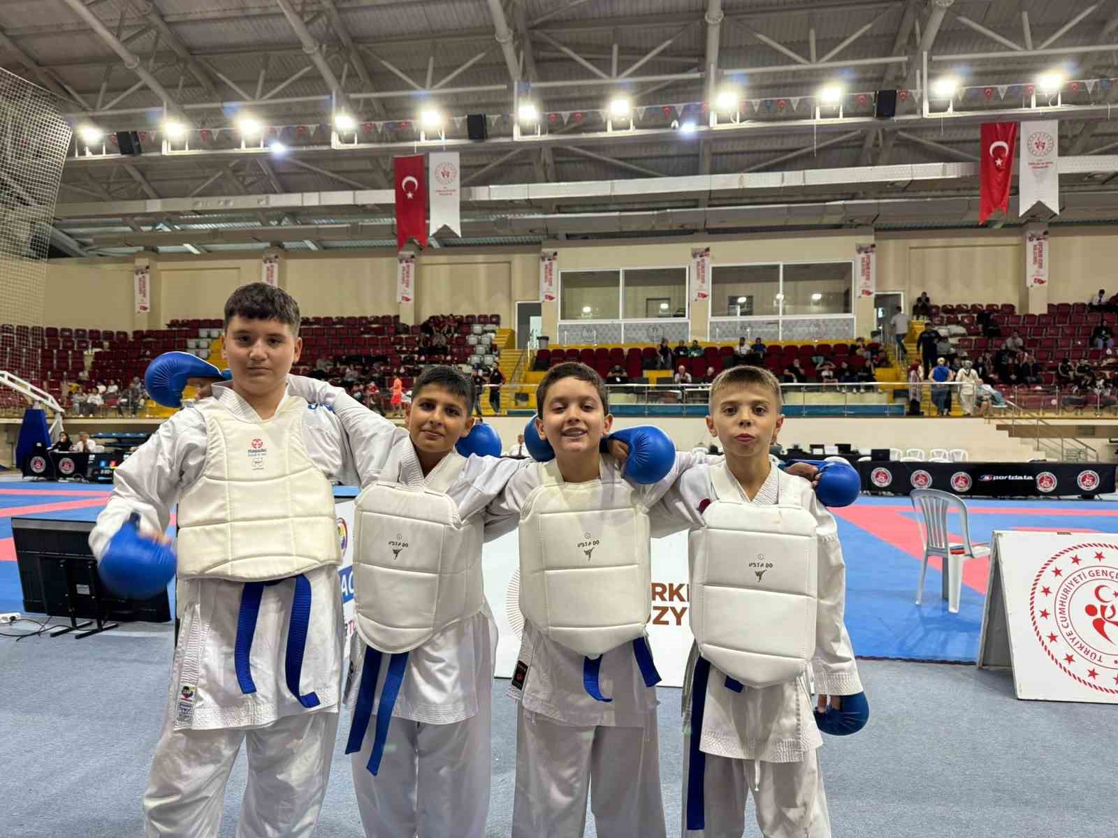 Manisa BBSK Yıldız Erkek Karate takımı Türkiye üçüncüsü
