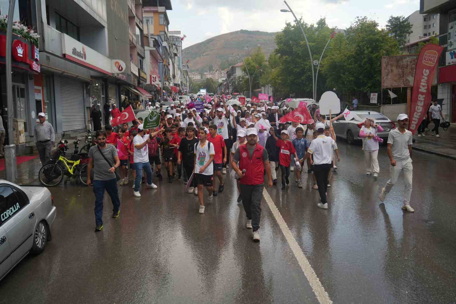 Gönüllü gençler, kansere dikkat çekmek için yürüdü
