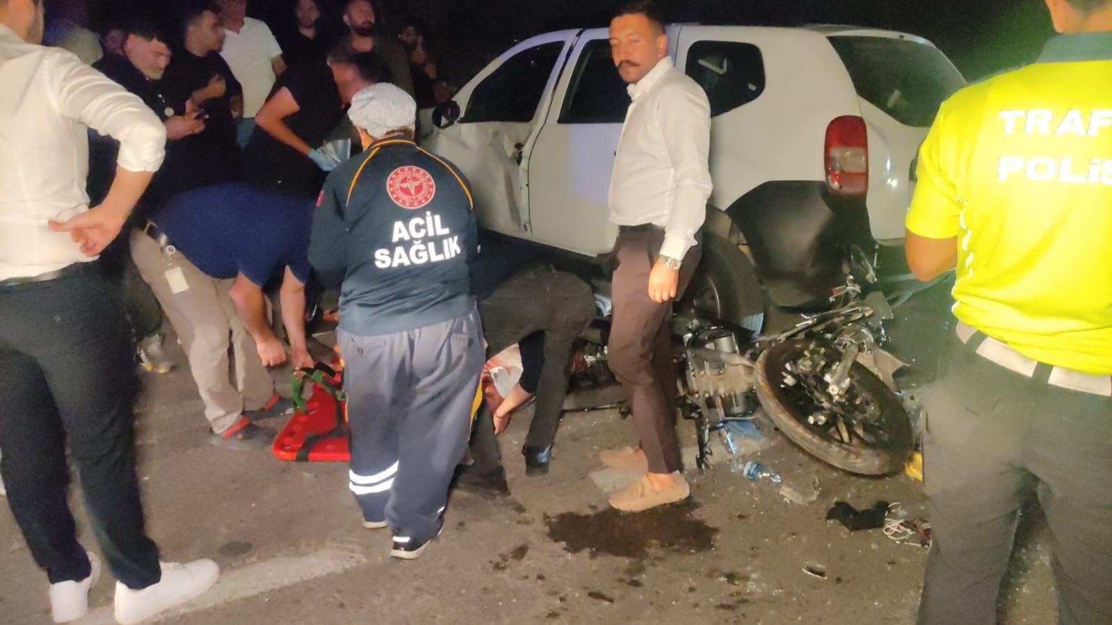 Düğün salonuna dönüş yapan araca motosiklet çarptı: 2 kişi yaralı
