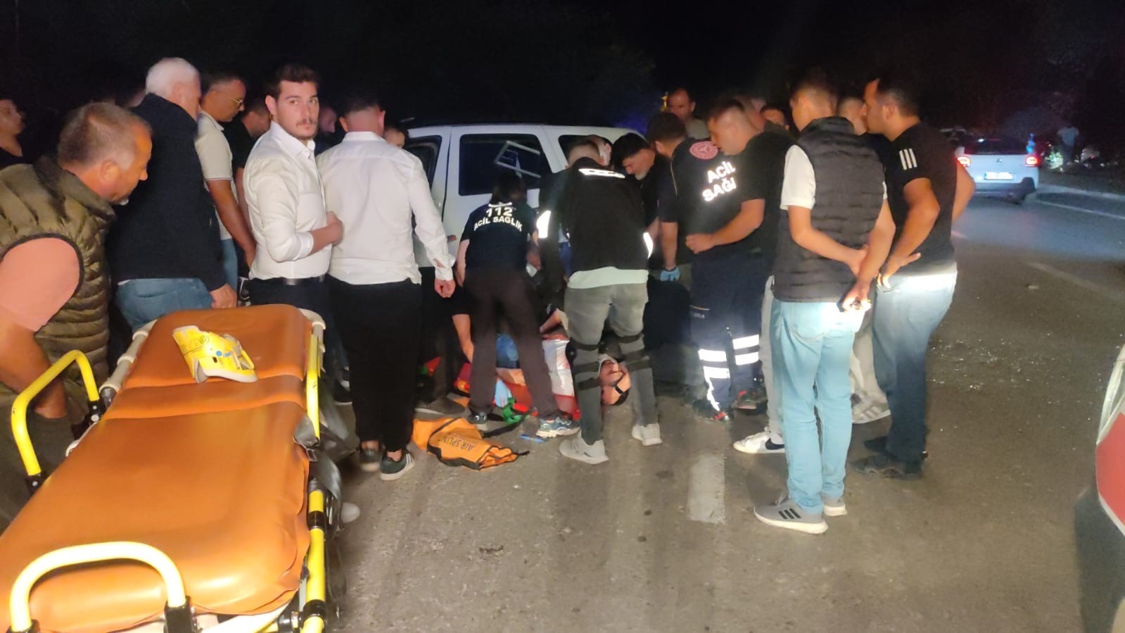 Düğün salonuna dönüş yapan araca motosiklet çarptı: 2 yaralı
