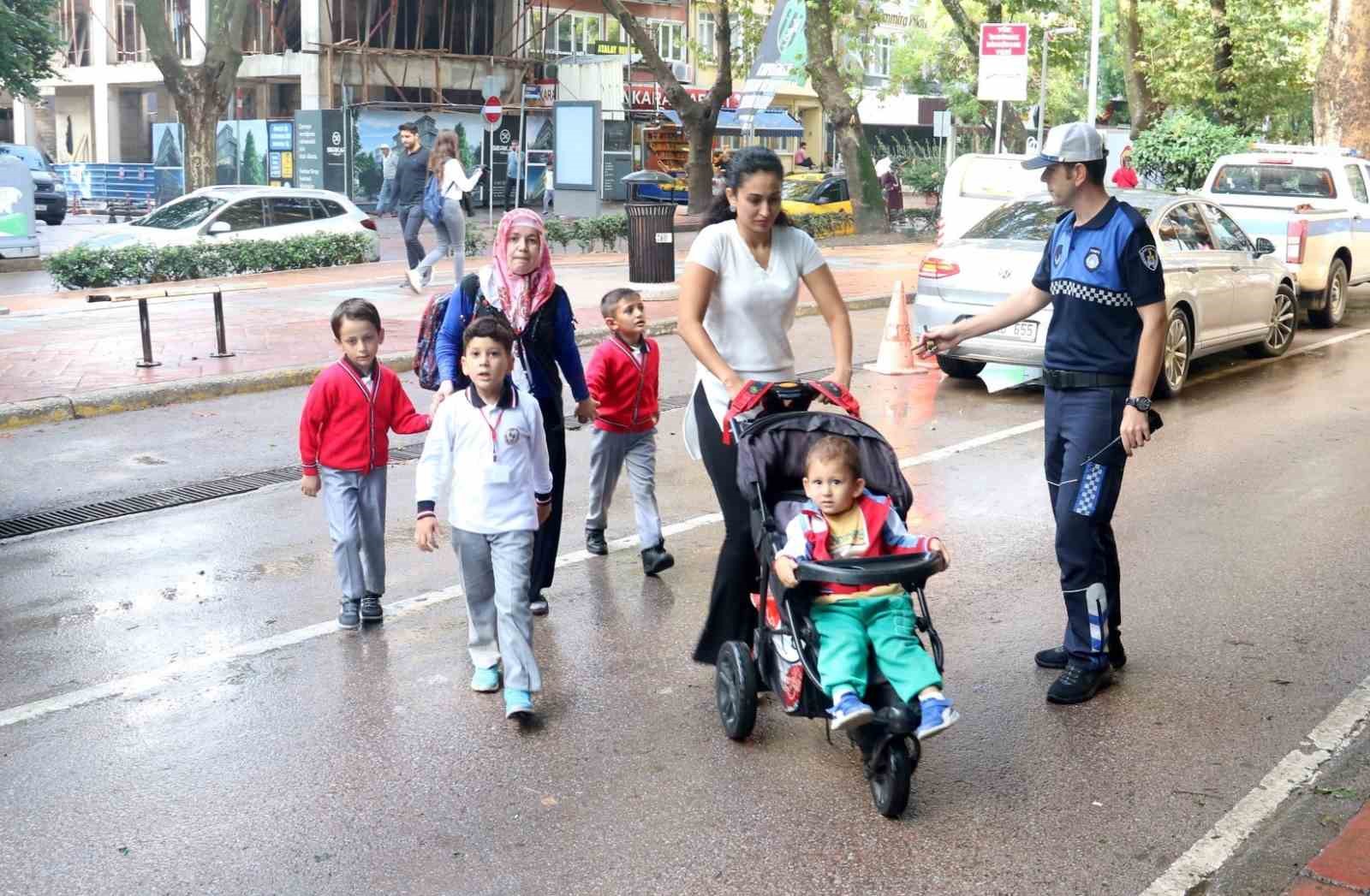 Zabıta ekipleri okul önlerinde göreve başlıyor
