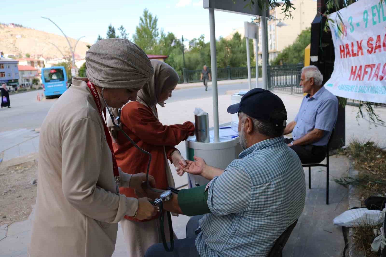 Bayburt’ta Halk Sağlığı Haftası etkinlikleri: vatandaşların şeker ve tansiyon ölçümleri yapıldı
