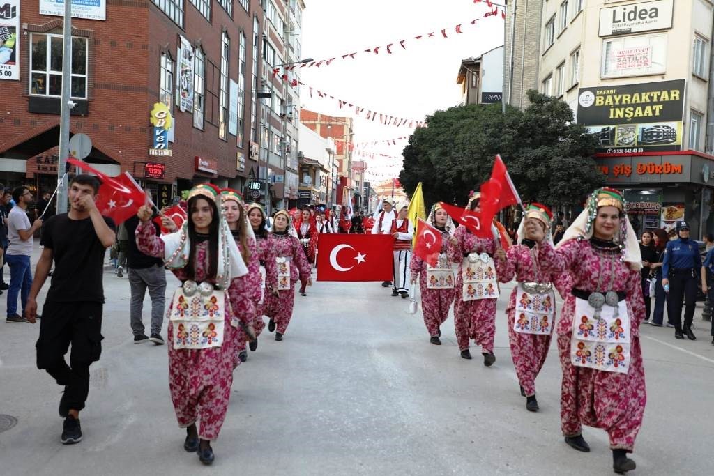 İnegöl’de kurtuluş coşkusu sokaklara taşındı
