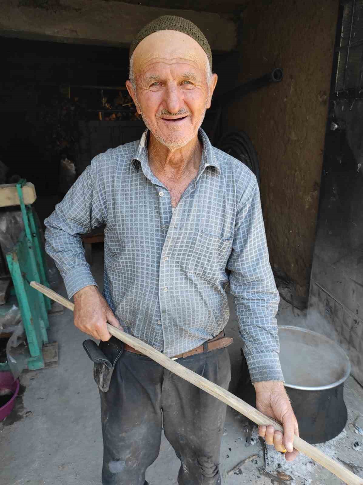 Selendi’de şifa kaynağı pekmez kaynatılmaya başlandı
