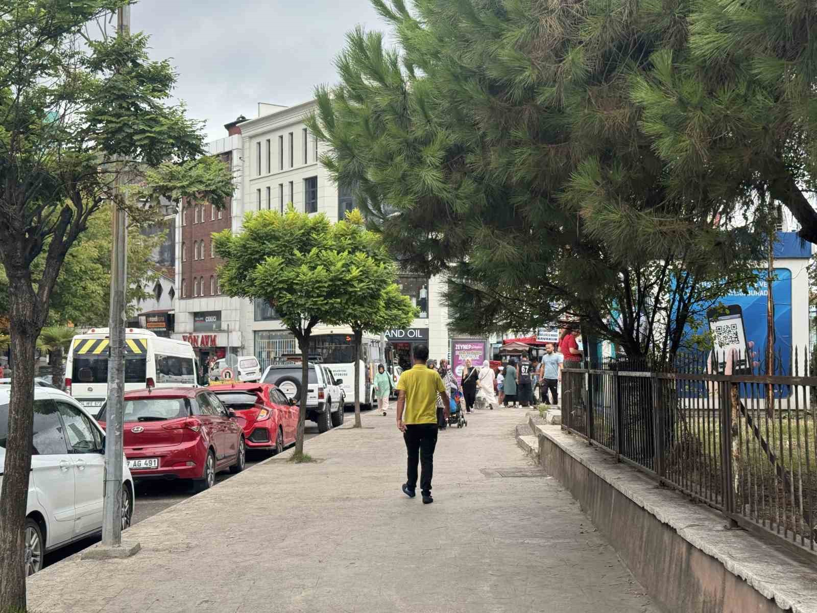 Aniden bastıra yağmura hazırlıksız yakalandılar
