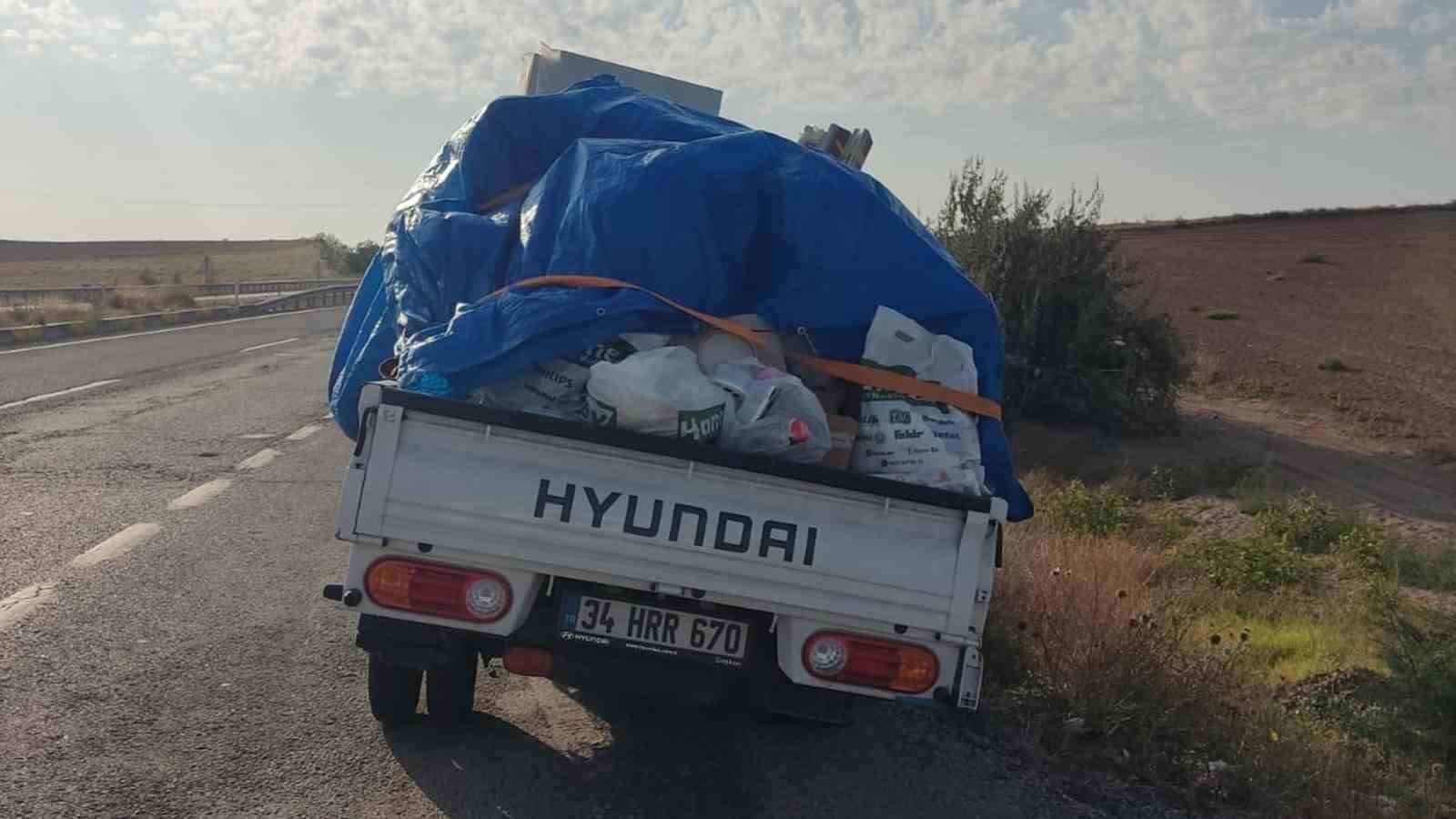 Kırıkkale’de eşya yüklü kamyonet kaza yaptı: 2 yaralı
