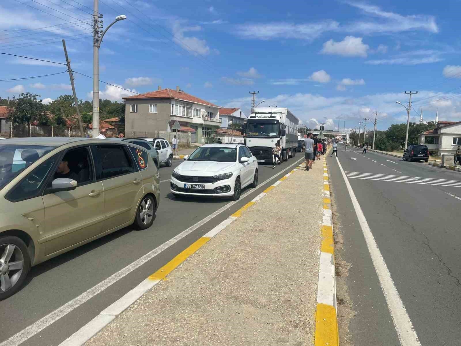 Keşan’da ölümle sonuçlanan kaza sonrası mahalle sakinleri yolu trafiğe kapattı
