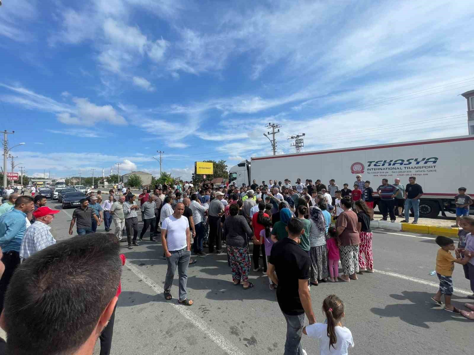 Keşan’da ölümle sonuçlanan kaza sonrası mahalle sakinleri yolu trafiğe kapattı
