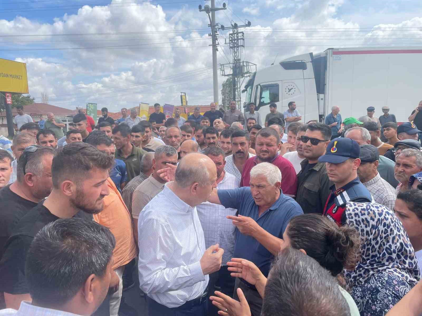 Keşan’da ölümle sonuçlanan kaza sonrası mahalle sakinleri yolu trafiğe kapattı
