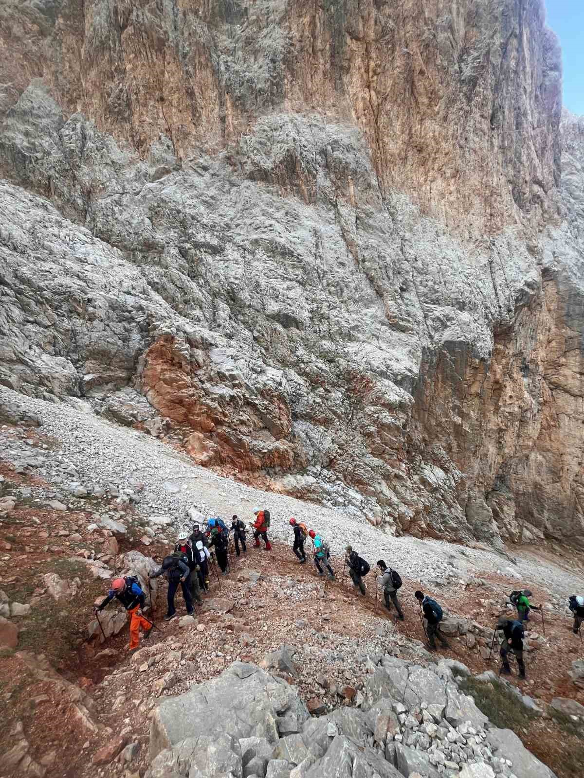 Tehlikeyi ve doğal güzelliği birlikte yaşatan ’Aladağlar’
