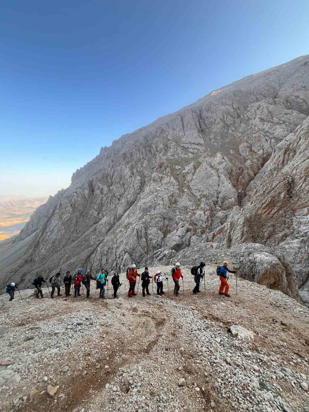 Tehlikeyi ve doğal güzelliği birlikte yaşatan ’Aladağlar’
