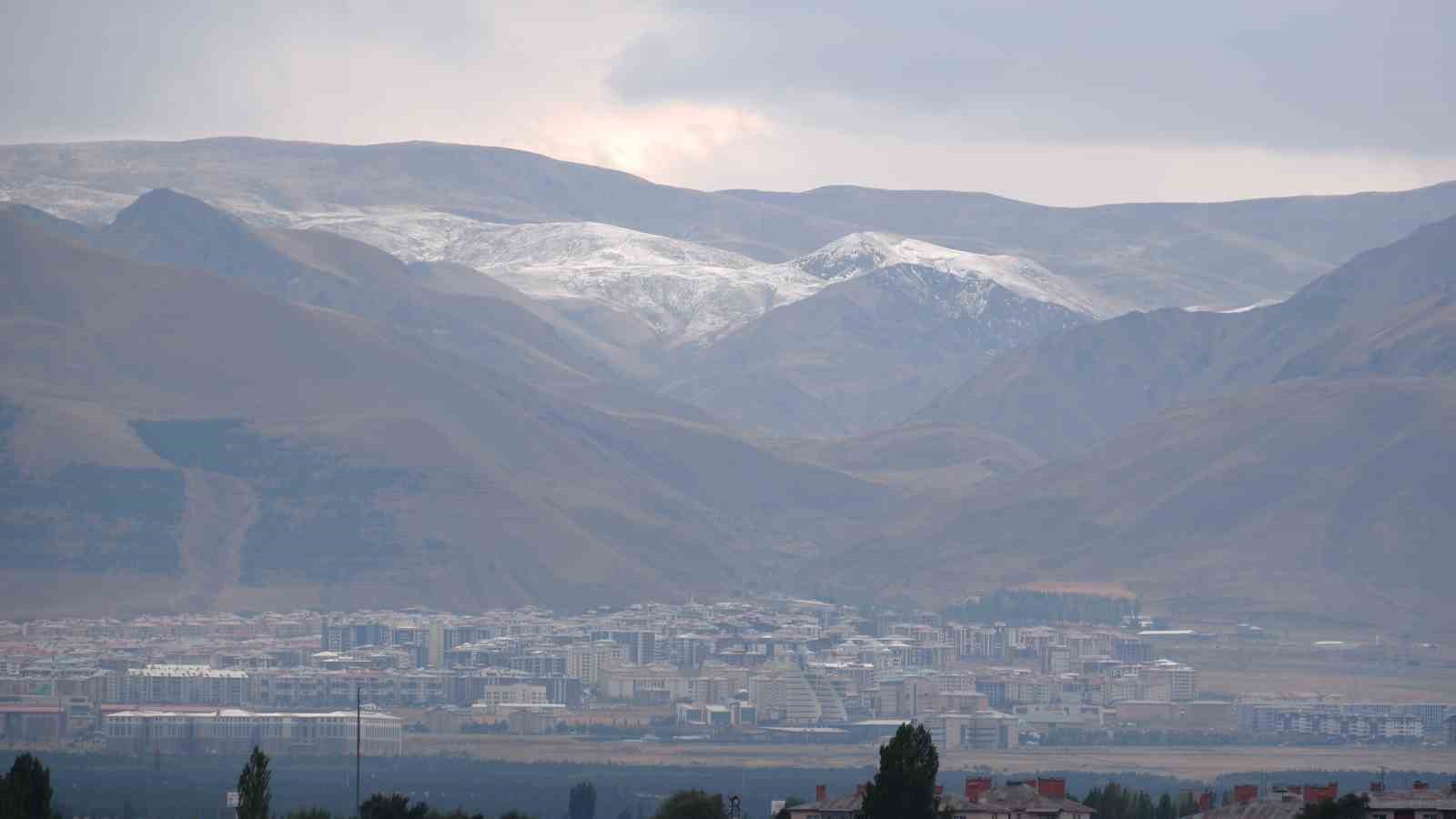 Palandöken’e mevsimin ilk karı yağı
