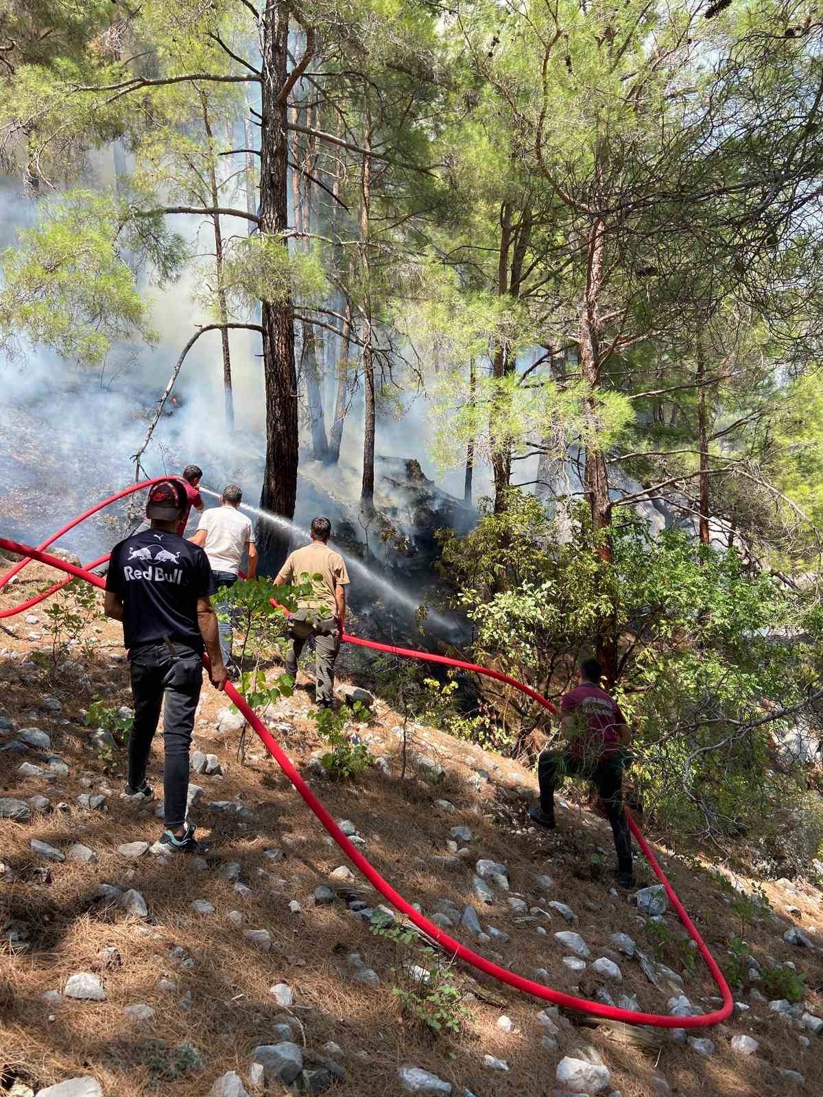 Kumluca’daki orman yangınını söndürme çalışmaları sürüyor
