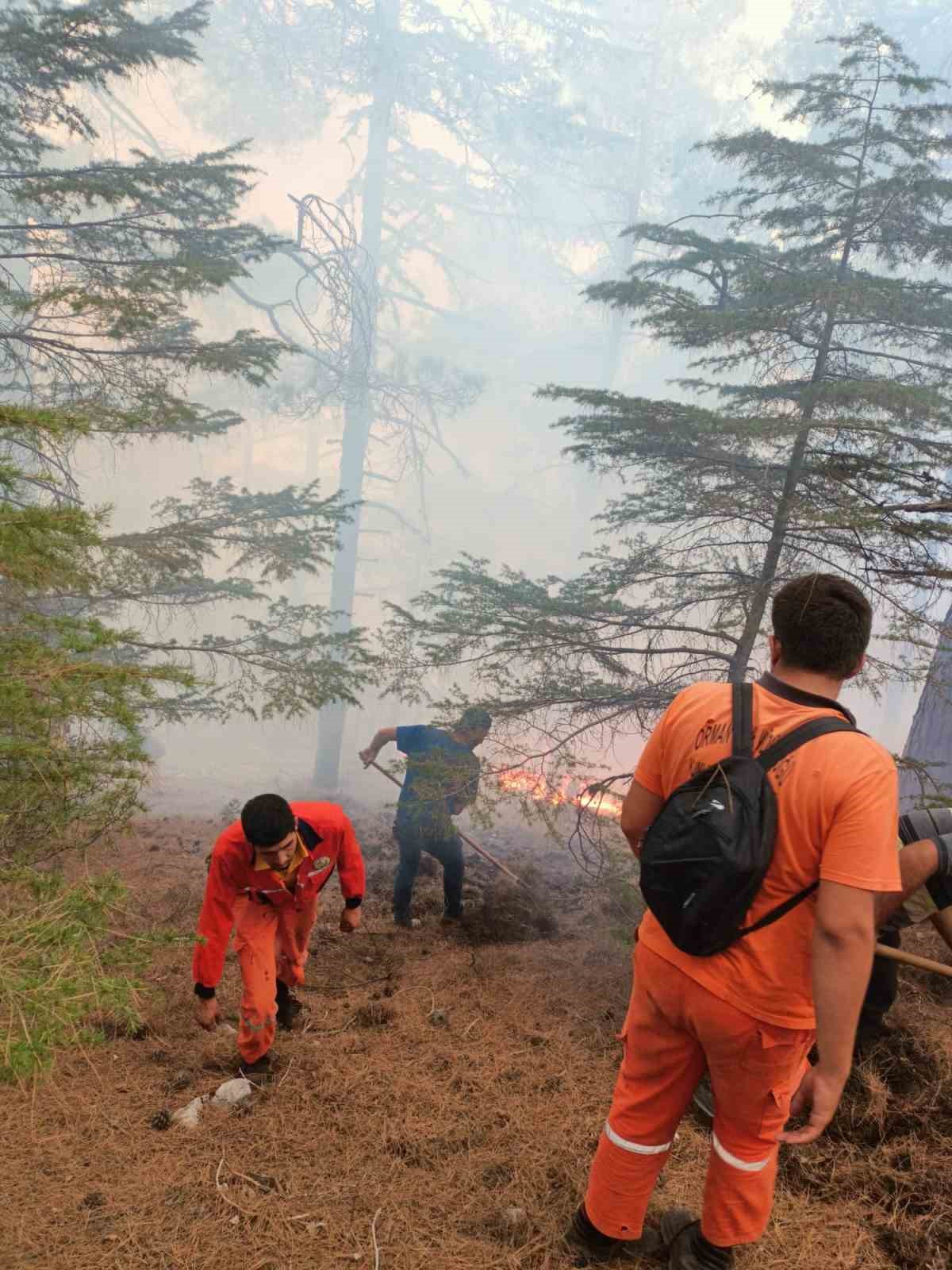 Kumluca’daki orman yangınını söndürme çalışmaları sürüyor
