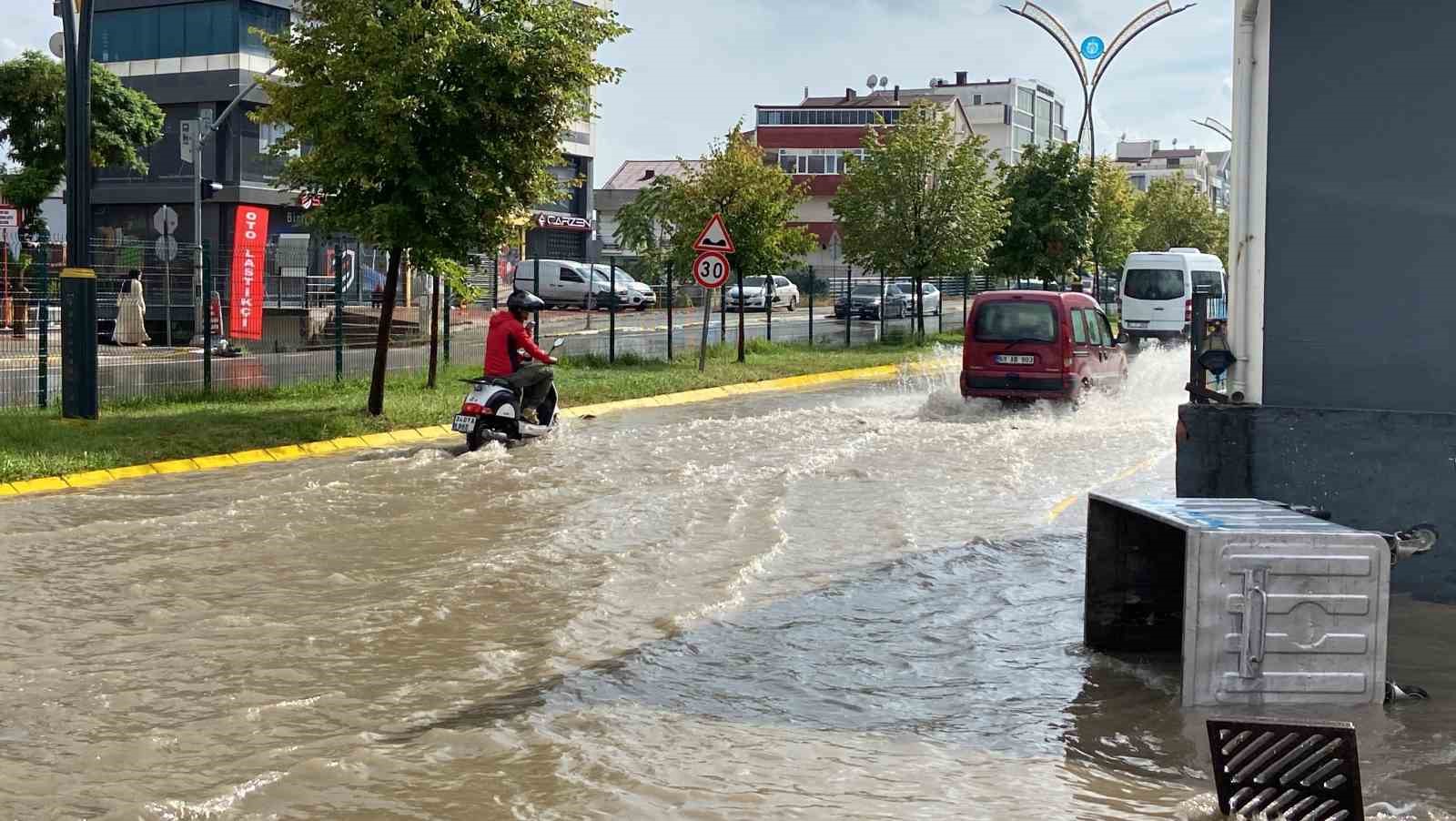 Gebze’de sağanak sürücülere zor anlar yaşattı
