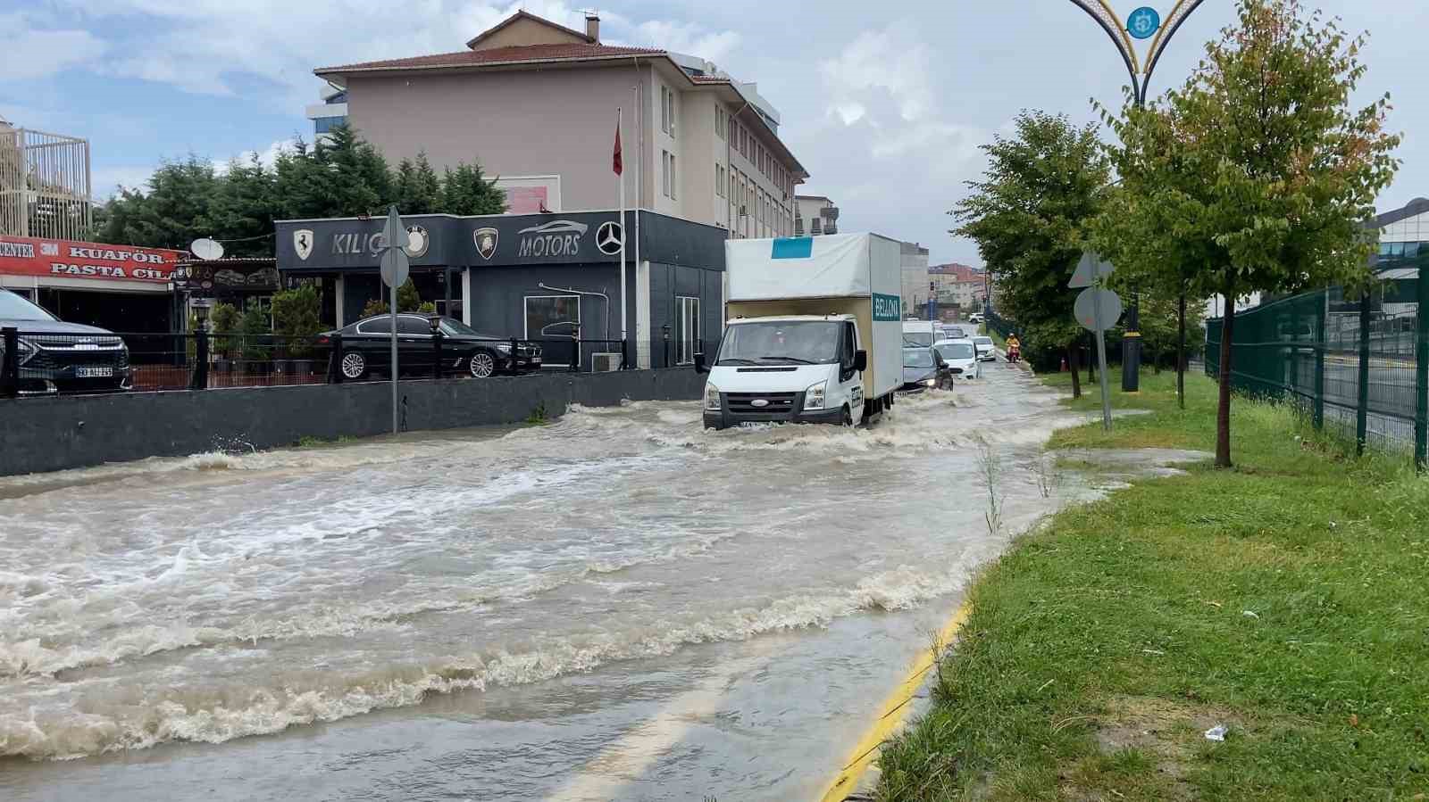 Gebze’de sağanak sürücülere zor anlar yaşattı
