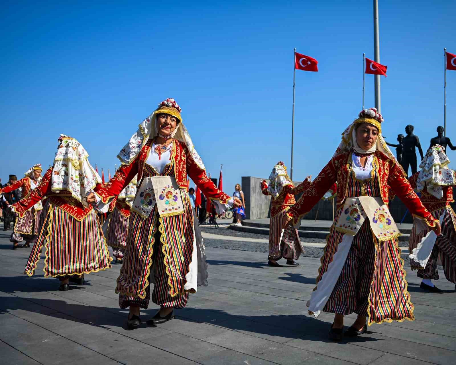 Kuşadası’nın düşman işgalinden kurtuluşunun 102’nci yılı kutlandı
