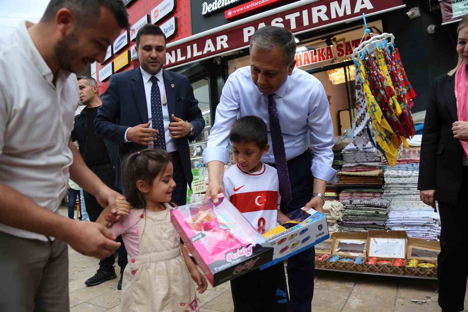 Bakan Yerlikaya, Kastamonu’da pastırma tattı, vatandaşlara çekme helva ikram etti
