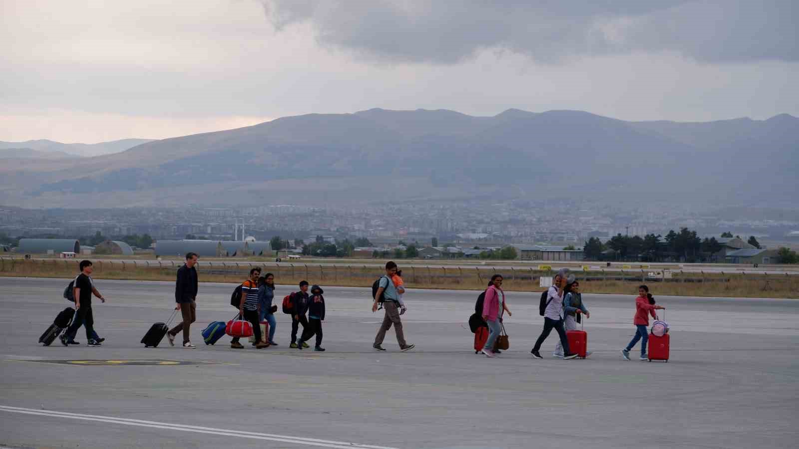 25 saatlik bekleyişten sonra 234 yolcu Almanya’ya gönderildi
