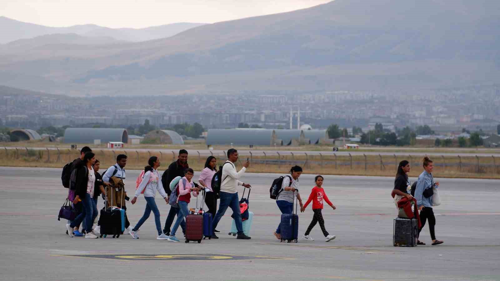 25 saatlik bekleyişten sonra 234 yolcu Almanya’ya gönderildi
