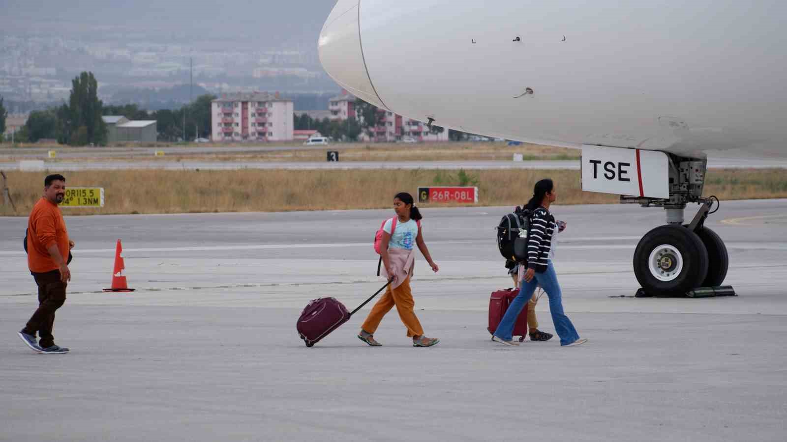 25 saatlik bekleyişten sonra 234 yolcu Almanya’ya gönderildi
