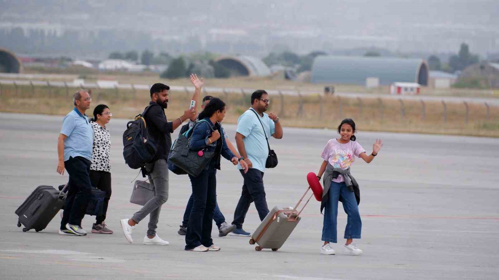 25 saatlik bekleyişten sonra 234 yolcu Almanya’ya gönderildi
