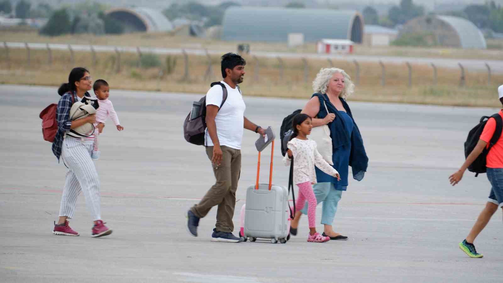 25 saatlik bekleyişten sonra 234 yolcu Almanya’ya gönderildi
