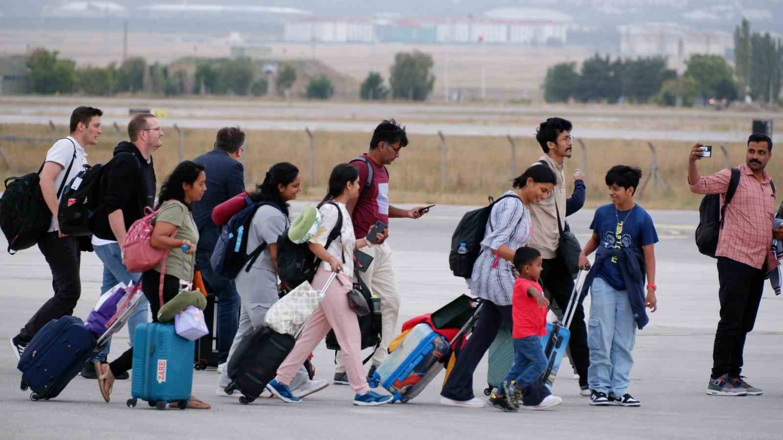 25 saatlik bekleyişten sonra 234 yolcu Almanya’ya gönderildi
