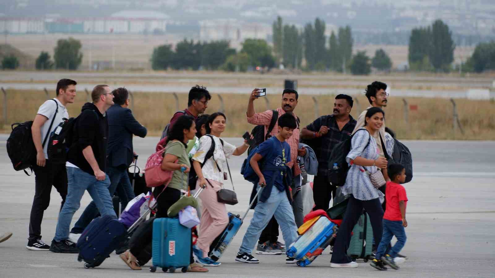 25 saatlik bekleyişten sonra 234 yolcu Almanya’ya gönderildi
